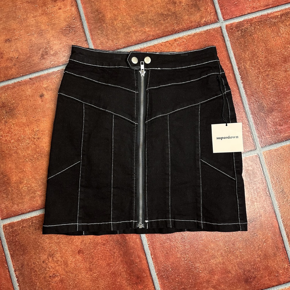 NWT Superdown Exposed Contrast Stitch Stretchy Zip Front Mini Skirt Size M